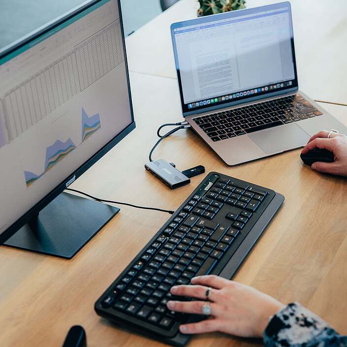 cheap INOVU USB-C Hub to 3x USB-A, 3x USB-C and 1x USB-C 100W