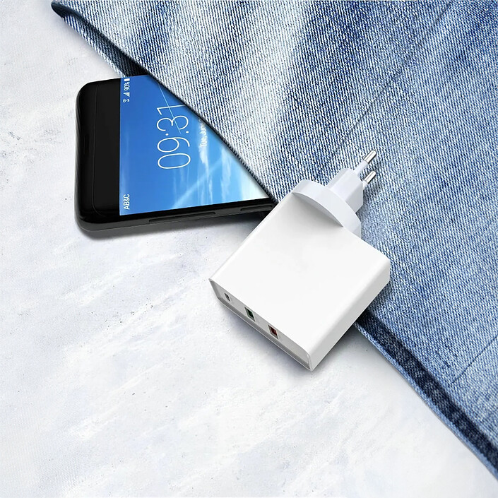 Acquista Akashi 4-in-1 Universal 32W Travel Charger
