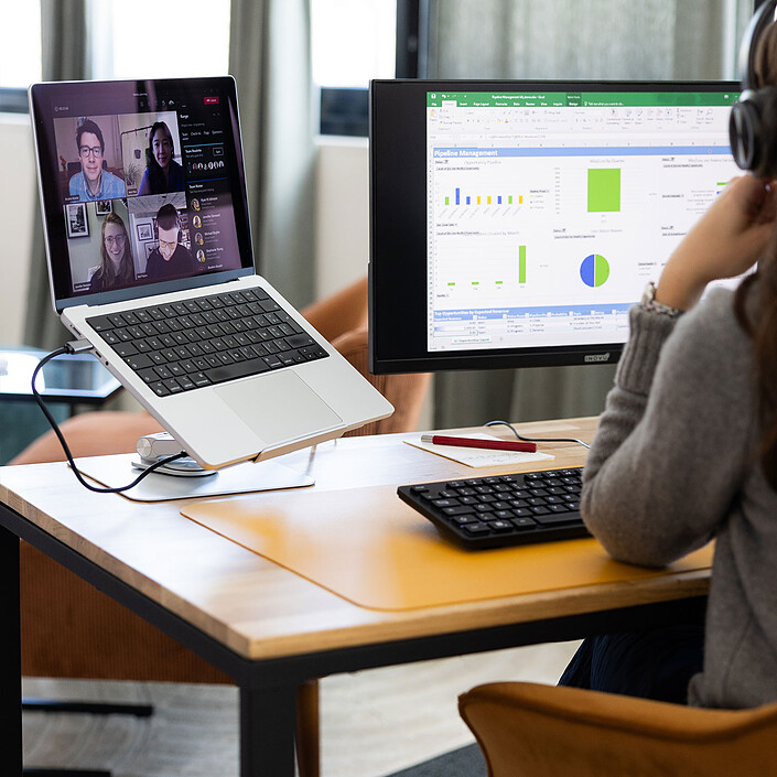 Nota INOVU Supporto rotante a 360° con hub USB-C 6-in-1 per laptop fino a 17"