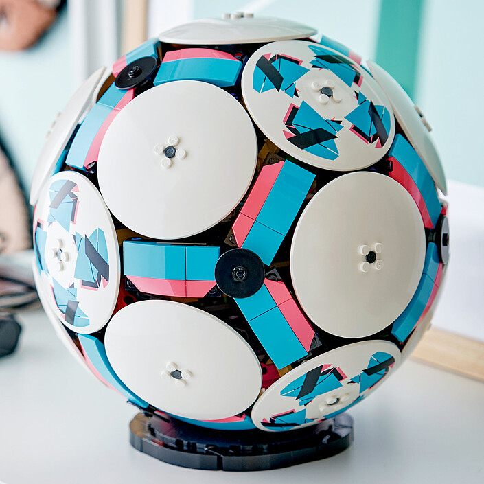 Acquista LEGO Editions 43019 Il pallone da calcio