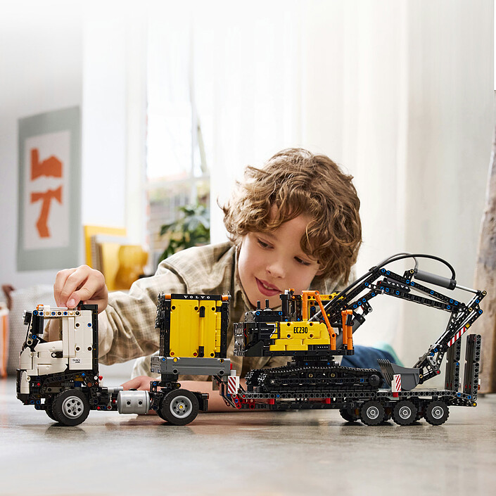 Comprar LEGO Technic 42175 Camión Volvo FMX y excavadora eléctrica EC230