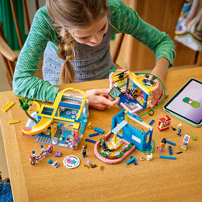 LEGO Friends 42689 Le Club-House de Heartlake City pas cher