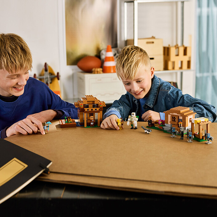 Acquista LEGO Minecraft 21596 L'Evocatore all'Attacco del Villaggio