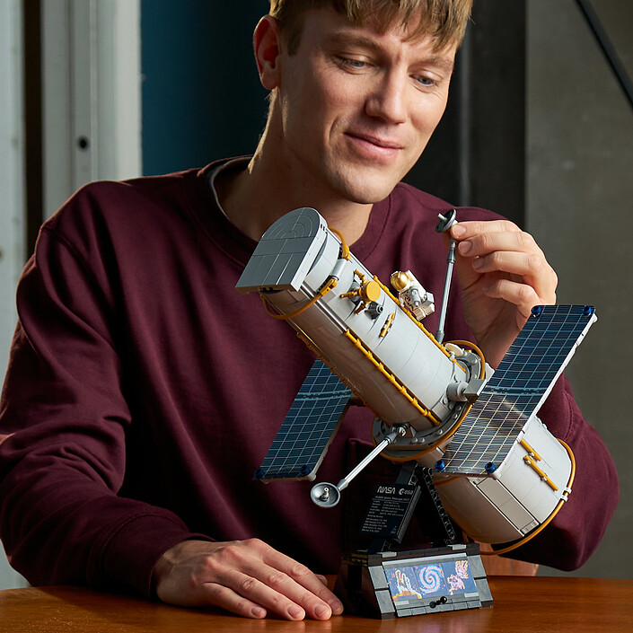 Acquista LEGO Icons 11382 Il Telescopio Spaziale Hubble