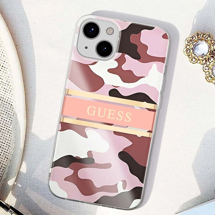 Avis Guess Coque pour Apple iPhone 13 Mini Camo avec lanière nylon Rose