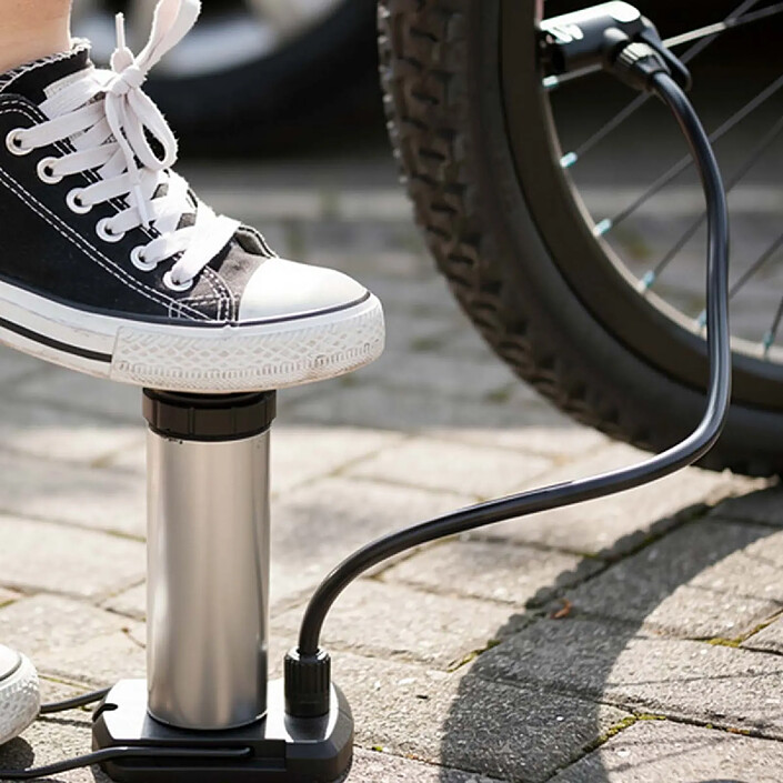 Avis Avizar Pompe à Pied Compacte 17x4.5cm Pression Jusqu'à 100 PSI pour Vélo et Moto Noir / Argent