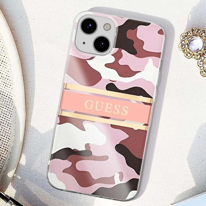 Avis Guess Coque pour Apple iPhone 13 Camo avec lanière nylon Rose