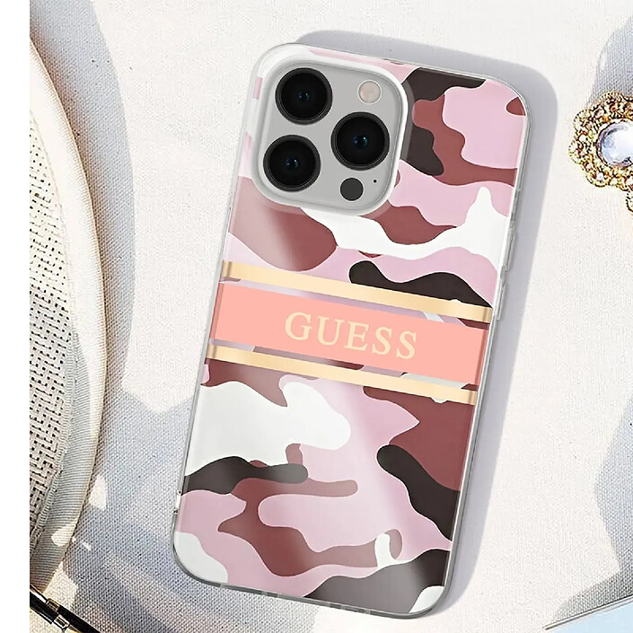 Avis Guess Coque pour Apple iPhone 13 Pro Camo avec lanière nylon Rose