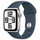 Apple Watch SE GPS (2023) Silver Aluminium Bracelet Sport Band Storm Blue 40 mm - S/M Montre connectée - Aluminium - Étanche - GPS - Cardiofréquencemètre - Écran Retina - Wi-Fi 2.4 GHz / Bluetooth 5.3 - watchOS 10 - Bracelet 40 mm