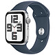 Apple Watch SE GPS (2023) Silver Aluminium Bracelet Sport Band Storm Blue 44 mm - M/L · Occasion Montre connectée - Aluminium - Étanche - GPS - Cardiofréquencemètre - Écran Retina - Wi-Fi 2.4 GHz / Bluetooth 5.3 - watchOS 10 - Bracelet 44 mm - Article utilisé