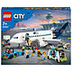 LEGO City 60367 L'Avion de Ligne Jeux de Construction, Maquette d'Avion avec Véhicules de l'Aéroport : Bus, Remorqueur, Chargeur, Camion à Bagages et 9 Minifigurines