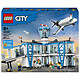 LEGO City 60502 L'Aeroporto e l'Aereo Modellino in miniatura con terminal, aereo, rimorchiatore, passerella, 9 minifigure & accessori - idea regalo di compleanno per bambino da 8 anni in su