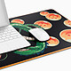 Dragon Ball Z - Tapis de souris gaming XXL Tapis de bureau Mouse pad XXL conçu pour pimenter votre setup et offrir une immersion totale dans l'univers peps de Dragon Ball Z. Caractéristiques clés: