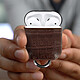 Acheter Coque AirPods Aspect Cuir Croco Mousqueton Magnétique Devia Lux Series Marron