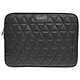 Guess Housse pour Ordinateur Portable 13 Pouces Quilted avec Poche Arrière Zippée Noir Dotée d'un compartiment principal rembourré protégeant des chocs et des rayures