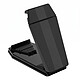 Avizar Support Voiture pour Smartphone / Tablette Effet Fibre de Carbone Extensible Ce support voiture extensible pour smartphone et tablette s'installe sur le tableau de bord ou l'accoudoir arrière pour suivre le GPS ou occuper les passagers pendant le