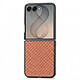 Avizar Coque pour Galaxy Z Flip 8 Effet Cuir Carbone avec Bords Surélevés - Cette Coque sur mesure pour Samsung Galaxy Z Flip 8 s'adapte parfaitement au pliage fluide de votre smartphone tout en le protégeant contre les chocs du quotidien.