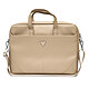 Guess Sacoche pour Ordinateur Portable 16'' Modèle Saffiano Beige Dispose de 2 compartiments et de 2 poches plaquées à l'intérieur ainsi qu’une poche extérieure.